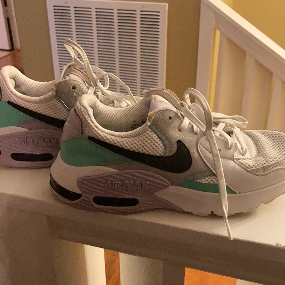 Womens Nike Air Max tennis shoes